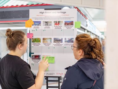 A member of the PLACED team supporting a member of the public to share their views. 